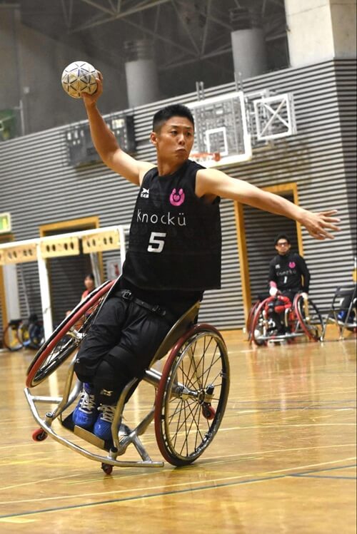 森谷幸生お得意のティルティング(片輪を上げてシュートを打つ技術)