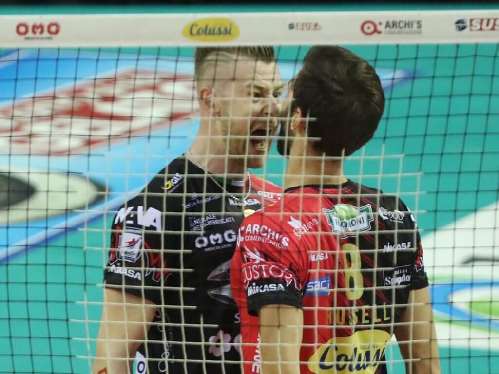 2017-18シーズンのスーペルレガプレーオフ決勝でアーロン・ラッセルと向かい合い、雄たけびをあげるペルージャ時代のザイツェフ（写真提供：Lega Pallavolo Serie A）