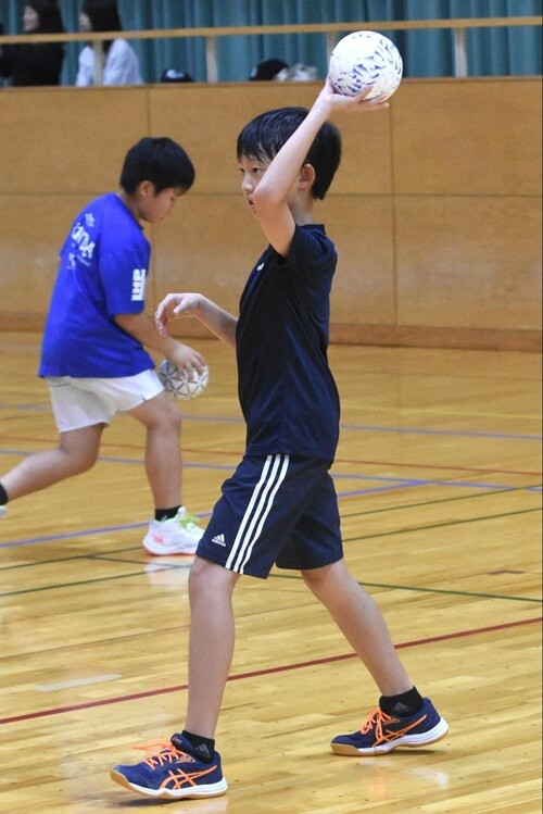 利き手と反対の左手でボールを投げる。小学生は特にコーディネーションが重要になってくる