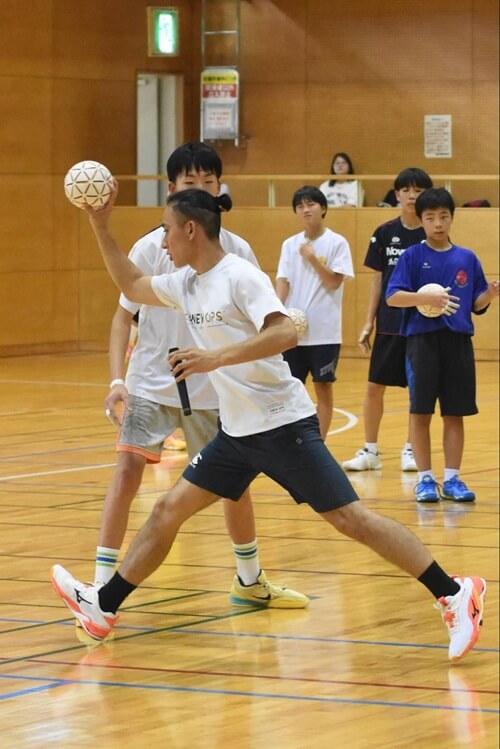 相手の正面にあえて位置を取ってから、パスに合わせて間に踏み込む