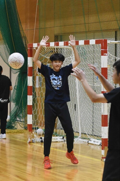 両手、両つま先で細長い四角形を作って、サイドシュートに対応する