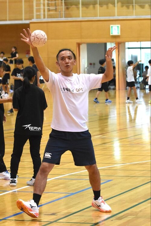 目で見える範囲に両手を上げて、サイドシュートに一歩踏み出す。手は少し内側に向けておく