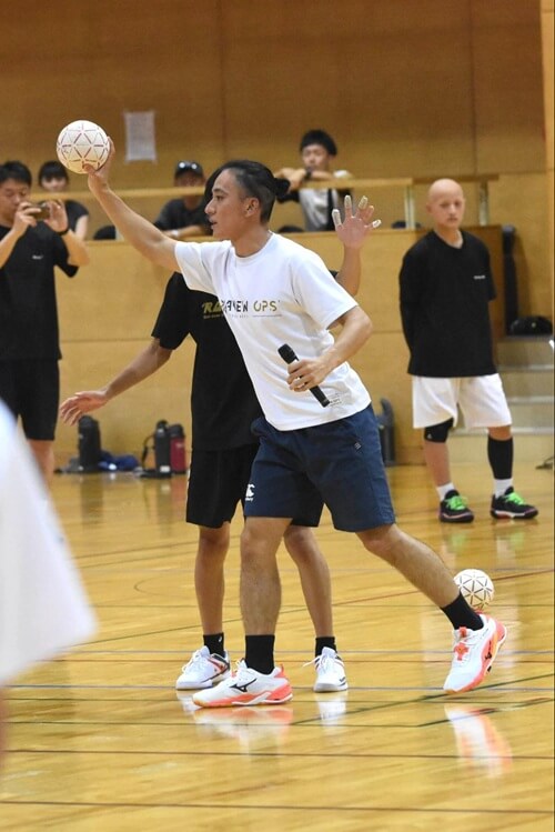 ボールを上に保持して、先に通すことで、プレーの選択肢が増える