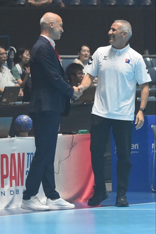 トニー・ジローナ日本代表監督は、PSGのオメイヤーGM(元フランス代表の名GK)と談笑