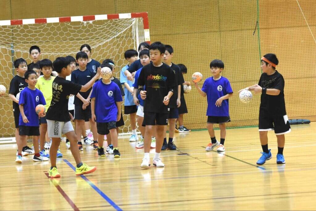 パスを出した左の人は真ん中に、パスをもらった真ん中の人は左に移動する
