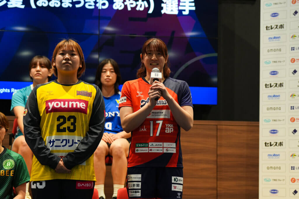 記者会見で「固定メンバーではなく、色んなメンバーがコートに立つのがアランマーレの特徴。注目してほしい」と話す大松澤=リーグH提供