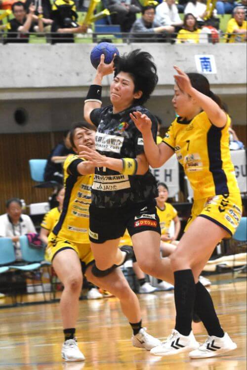 力強く間を割っていく小川玲菜。3枚目にも1対1を仕掛けていった＝2025年5月