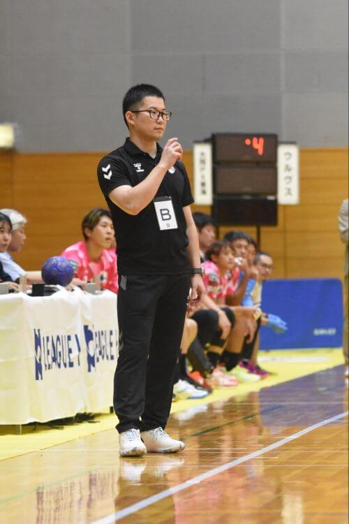 U-19日本代表監督を務めたこともある芳村優太監督はアナリスト出身。語学堪能で、世界のトレンドにも精通している