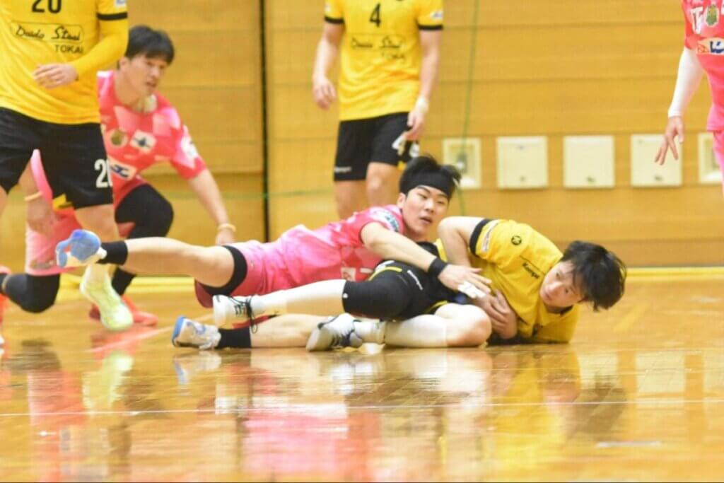 球際に強い小澤基。大事な局面でのワンプレーで、チームメイトを奮い立たせる