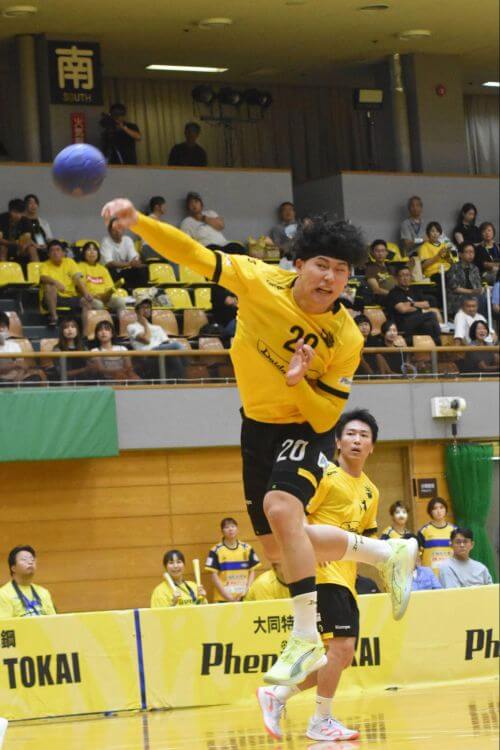 堅守速攻で勝ってきたのが大同の伝統。失点が減れば、速攻での楽な得点も増えてくる(写真は可児大輝)