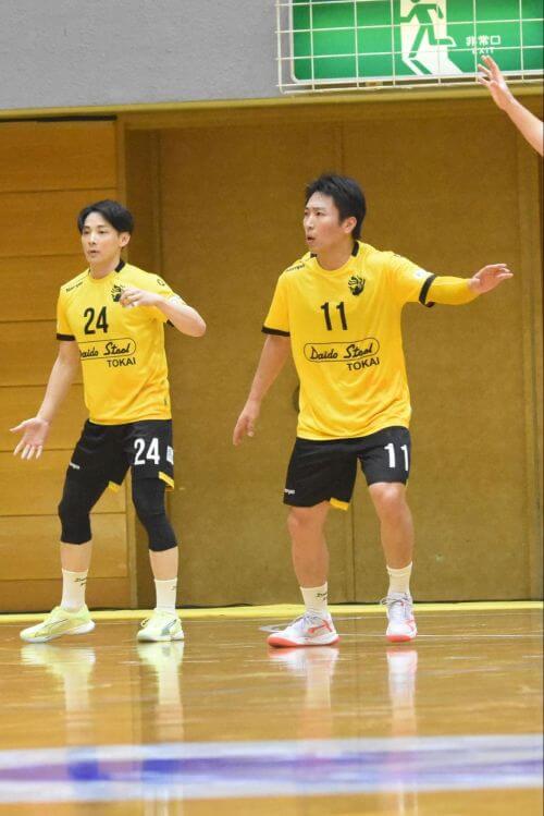 豊富な運動量で勝負する河原脩斗(写真右)。攻守のバランスがいいので、出場時間も長くなる