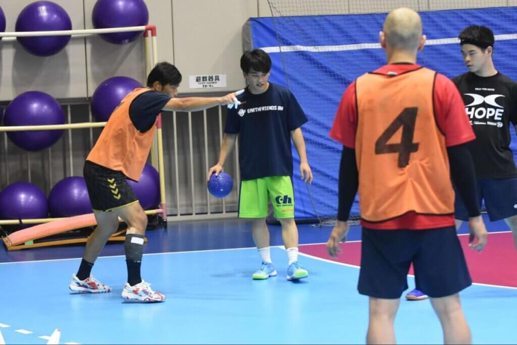 「コミュニケーションの取り方で、僕自身も勉強になった」と、三輪颯馬(写真中央)は言っていた