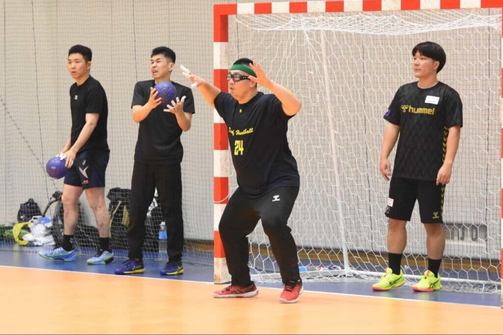 谷口コーチ(写真右)らの教えを素直に吸収し、定野巧(写真中央)は競技歴2年足らずでいいGKになった