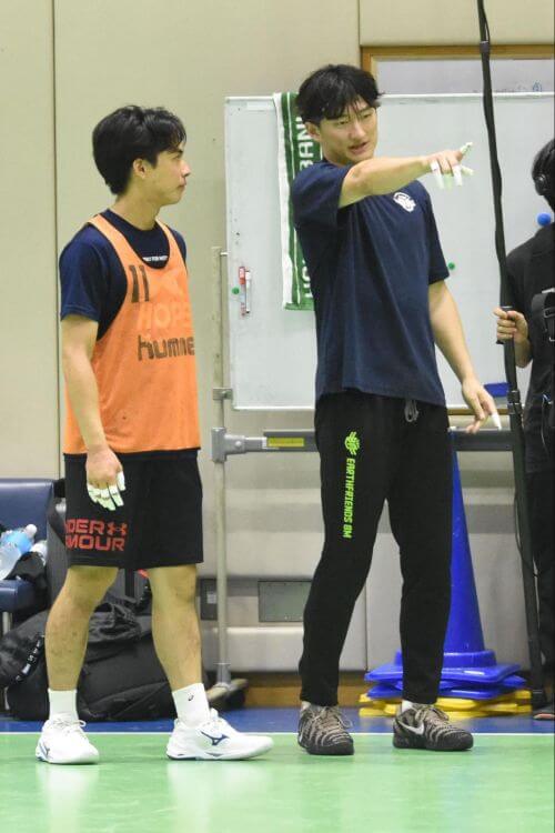デフ日本代表の坂本州(写真左)に狙い目を教える中村権一