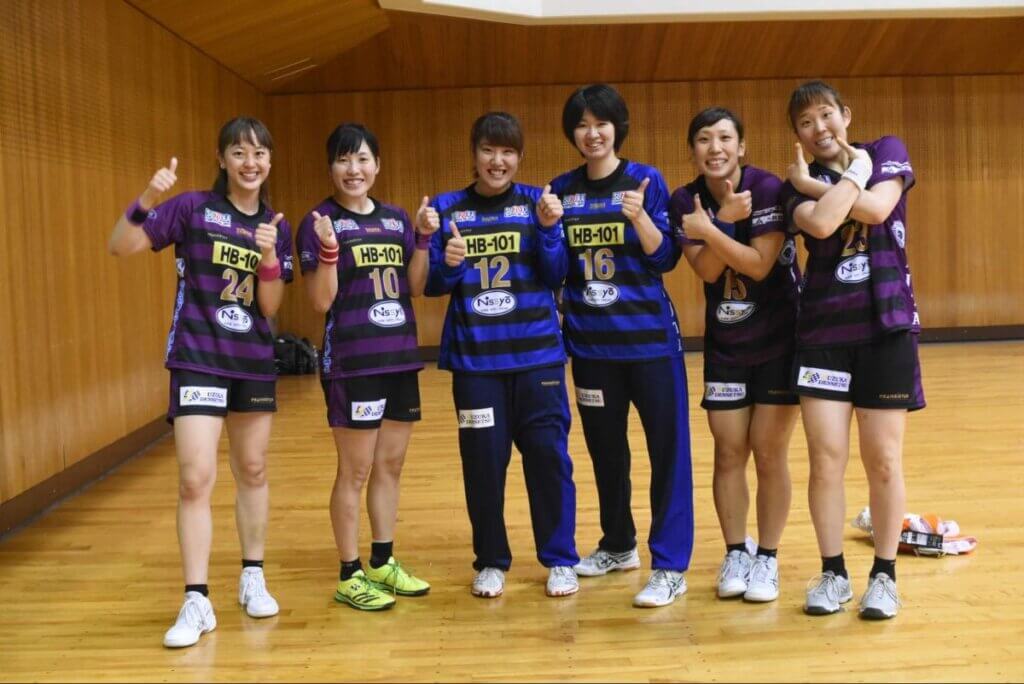 仲間とともにサムズアップ(写真左端が細江)=2017年9月