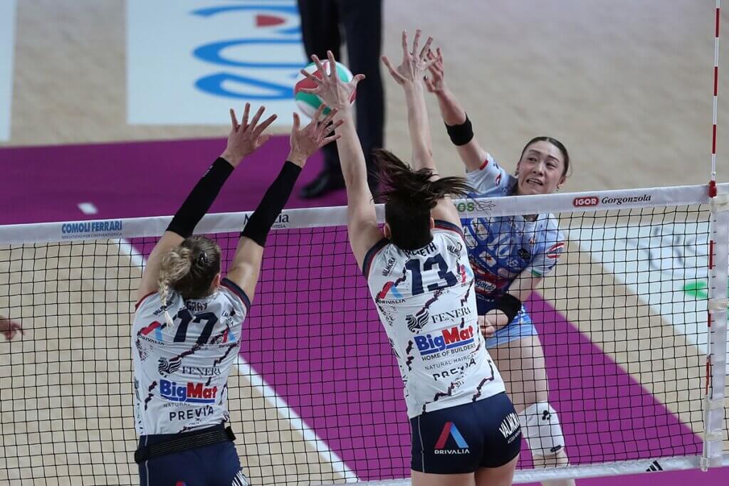 2025年10月15日のキエーリ戦、強烈なインナースパイクを決める石川(写真提供:Igor Volley Novara)