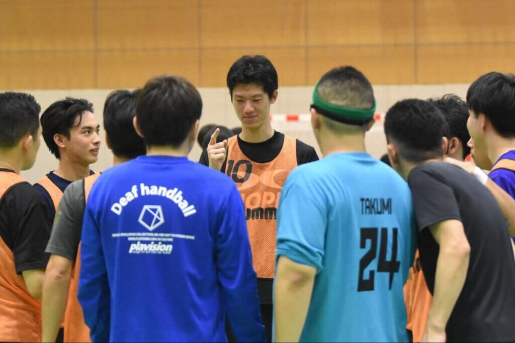 チームをまとめるキャプテンの小林優太(写真中央)