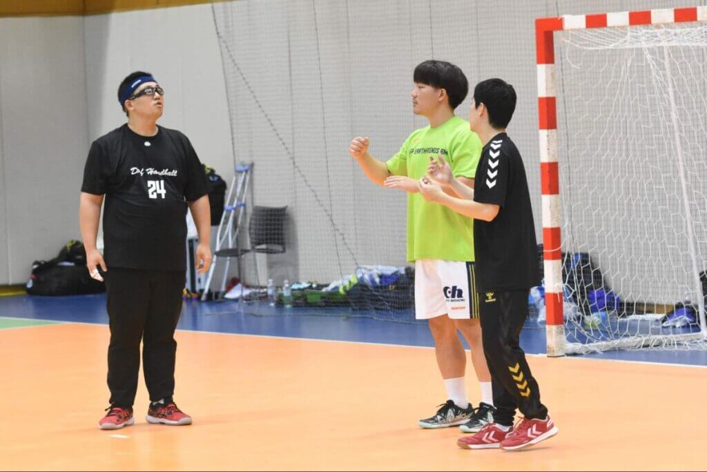 デフハンドボール日本代表ではコーチの谷口俊。初心者のGKを一人前に育てるなど、手腕を発揮している