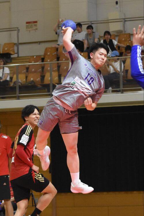 レフトウイングの小池凜。ライトウイングの江藤辰紀とともに決定力がある=2025年7月