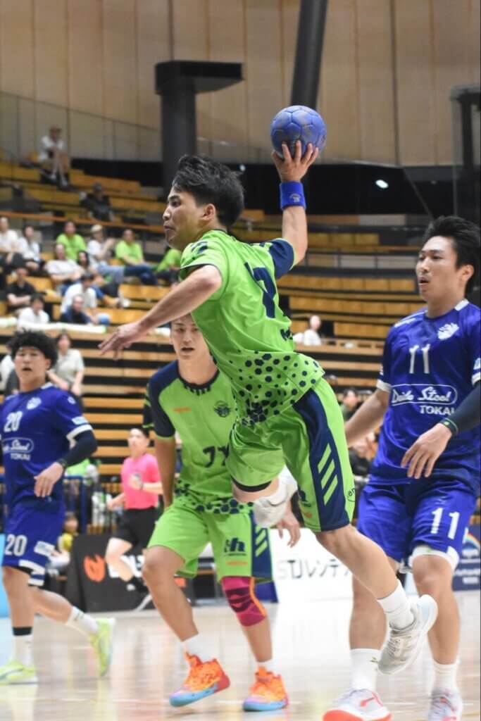 身長159cmでも、スピードとハンドボールIQで活躍する三輪颯馬。誰からも応援される人間性の持ち主でもある