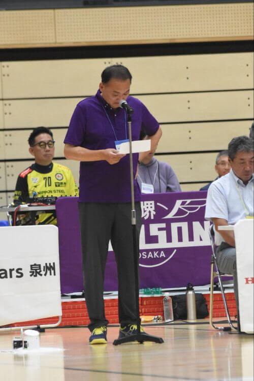 お披露目会のスピーチでの玉村監督。長い道のりを振り返り、涙ぐむ場面もあった=2025年9月