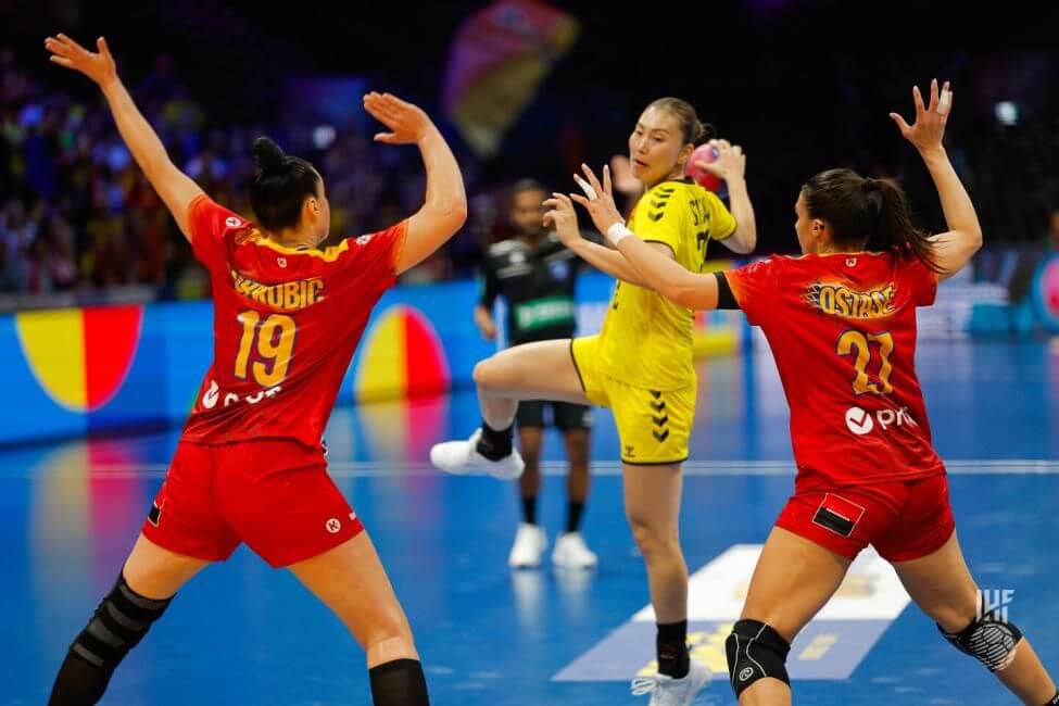 IHFハンドボール女子世界選手権・2戦目のルーマニア戦でプレーする=2025年11月29日、ロッテルダム・アホイ