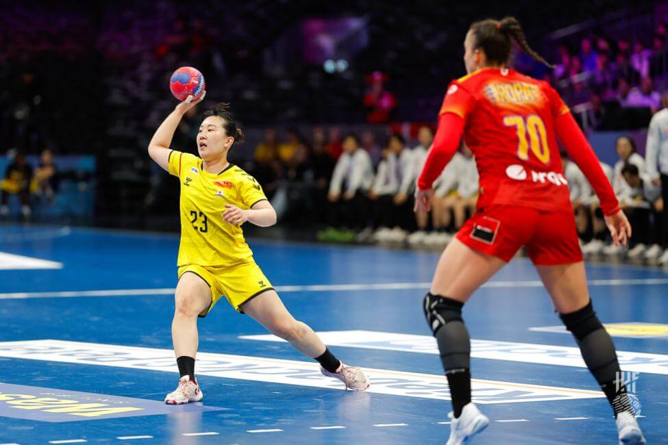 IHFハンドボール女子世界選手権・2戦目のルーマニア戦で、司令塔として試合を組み立てた日本代表キャプテンの相澤菜月㉓=IHF提供