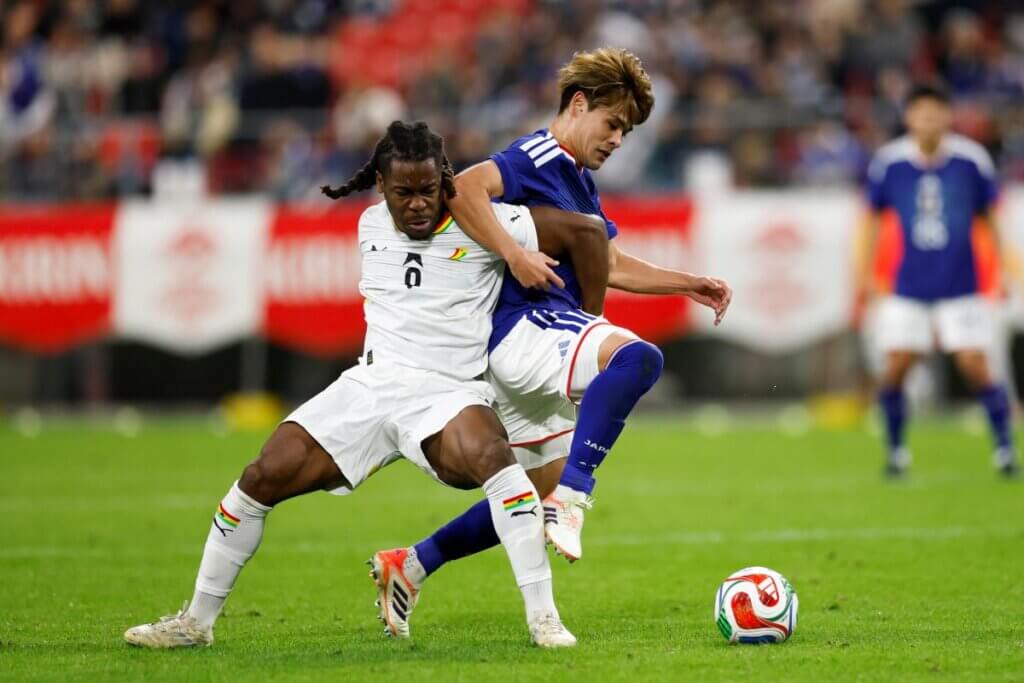ガーナ代表FWブランドン・ソロモン・トーマスアサンテ（コベントリー・シティ／イングランド）と激しく競り合う日本代表MF佐野海舟（マインツ）＝2025年11月14日、豊田スタジアム（写真：佐々木美雨/フォート・キシモト）