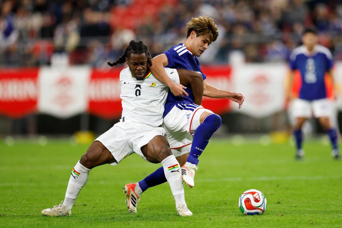 ガーナ代表FWブランドン・ソロモン・トーマスアサンテ（コベントリー・シティ／イングランド）と激しく競り合う日本代表MF佐野海舟（マインツ）＝2025年11月14日、豊田スタジアム（写真：佐々木美雨/フォート・キシモト）