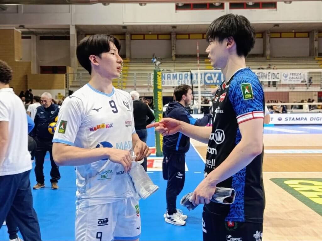 第7節チステルナ対ミラノの試合後、コートで話す垂水優芽と大塚＝2025年11月22日、中山写す