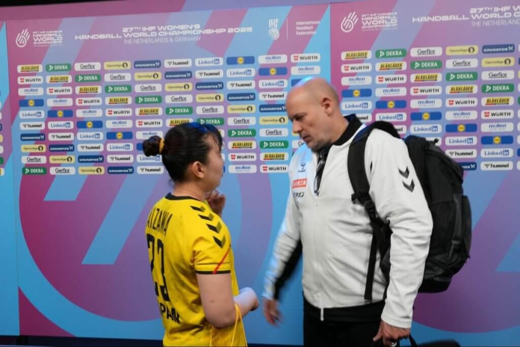 ミックスゾーンで話し合うモーテン・ソウバク監督（右）とキャプテン相澤菜月