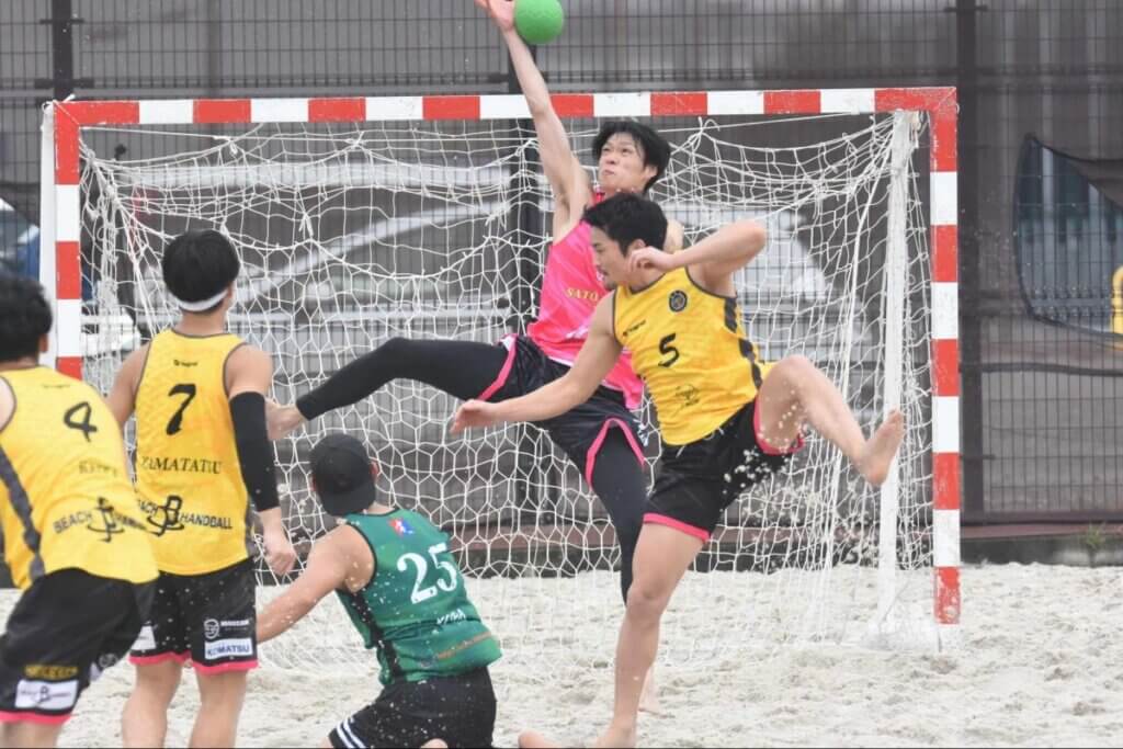 前に詰めながら、ループシュートを叩き落とす。BBJの久保侑生（大同フェニックス東海GKコーチ）が大会を盛り上げた