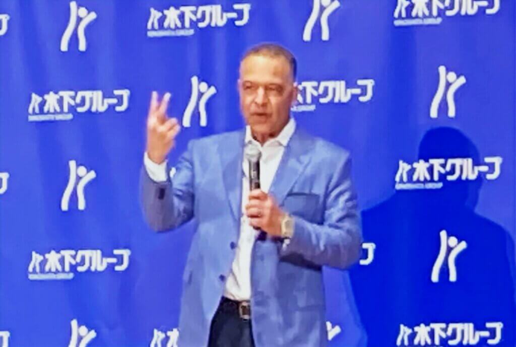 「たくさんの日本人もドジャースタジアムを訪れ、2連覇をサポートしてくれた」と話すロバーツ監督=2025年11月19日、都内(原田写す)。