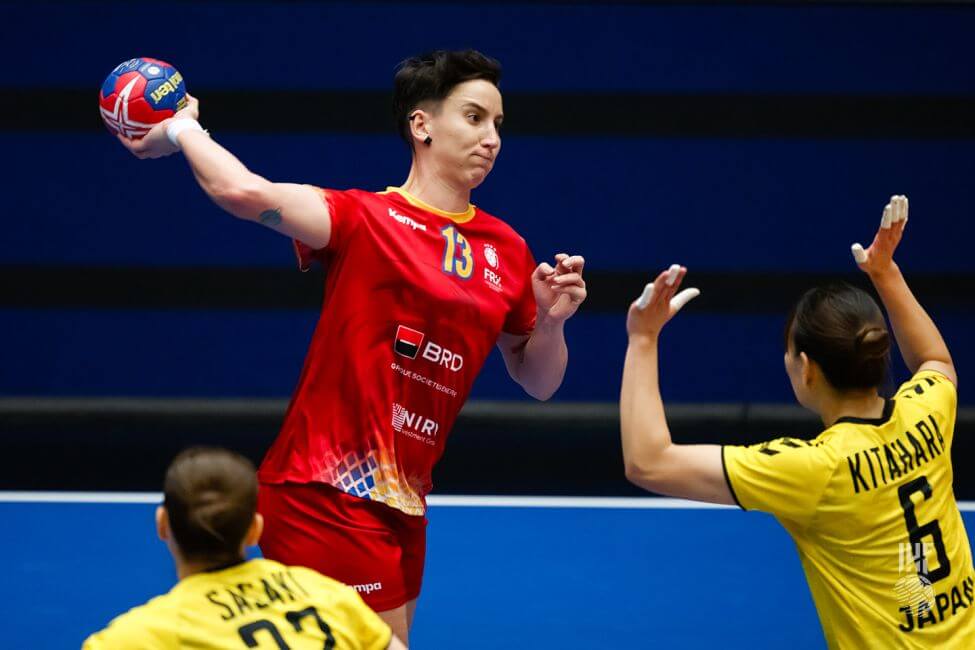 2023年のIHF女子世界選手権の日本戦でプレーするルーマニアのCBクリスティーナ・ラシュロ。今大会もメンバ入りが濃厚=IHF提供