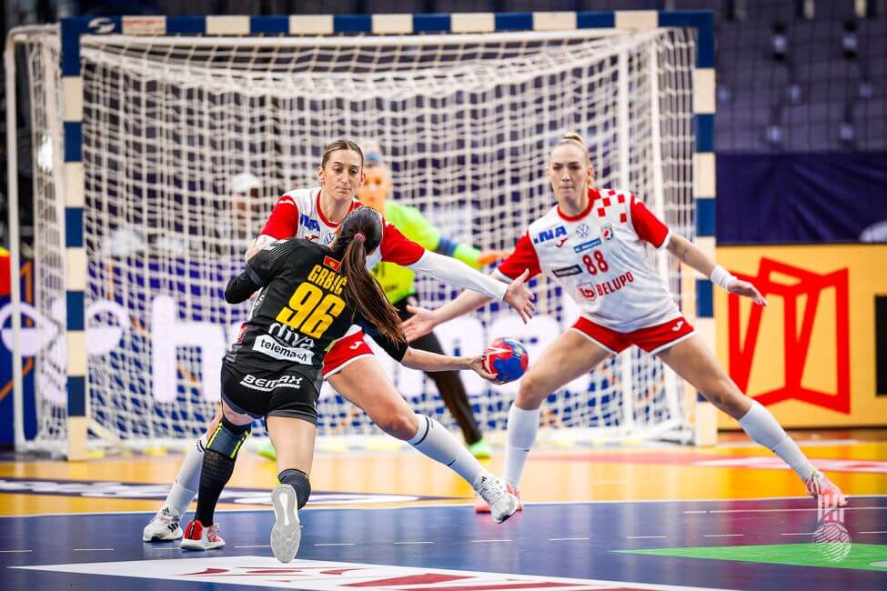 2023年女子世界選手権のモンテネグロ戦でディフェンスするクロアチア選手=IHF提供