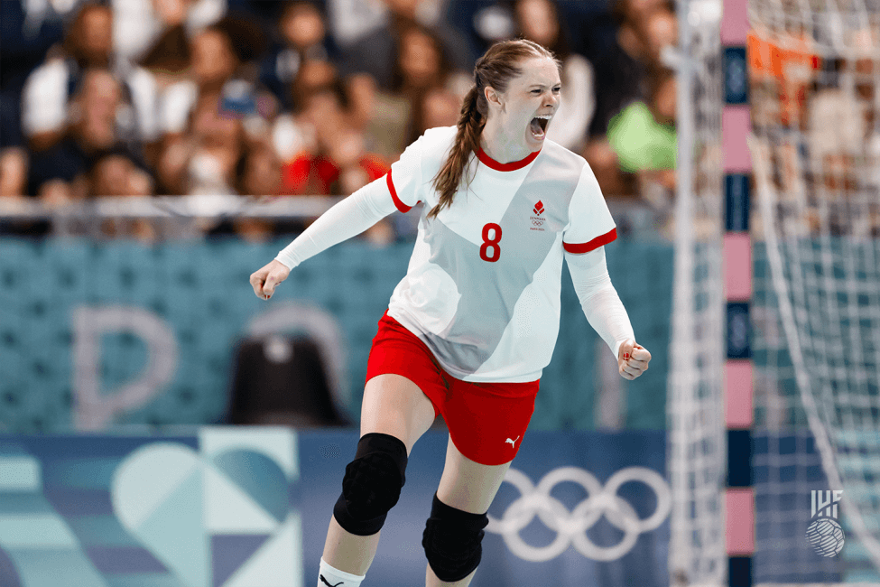 2024年パリ五輪のスロベニア戦で得点を決めるデンマークのLBのアンネ・メッテ・ハンセン⑧=IHF提供