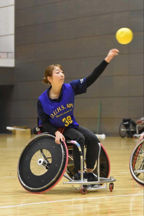 村岡沙耶（大体大APES-S）はバレーボールとソフトテニスの経験者。左腕を素早く振り切り、得点を重ねた