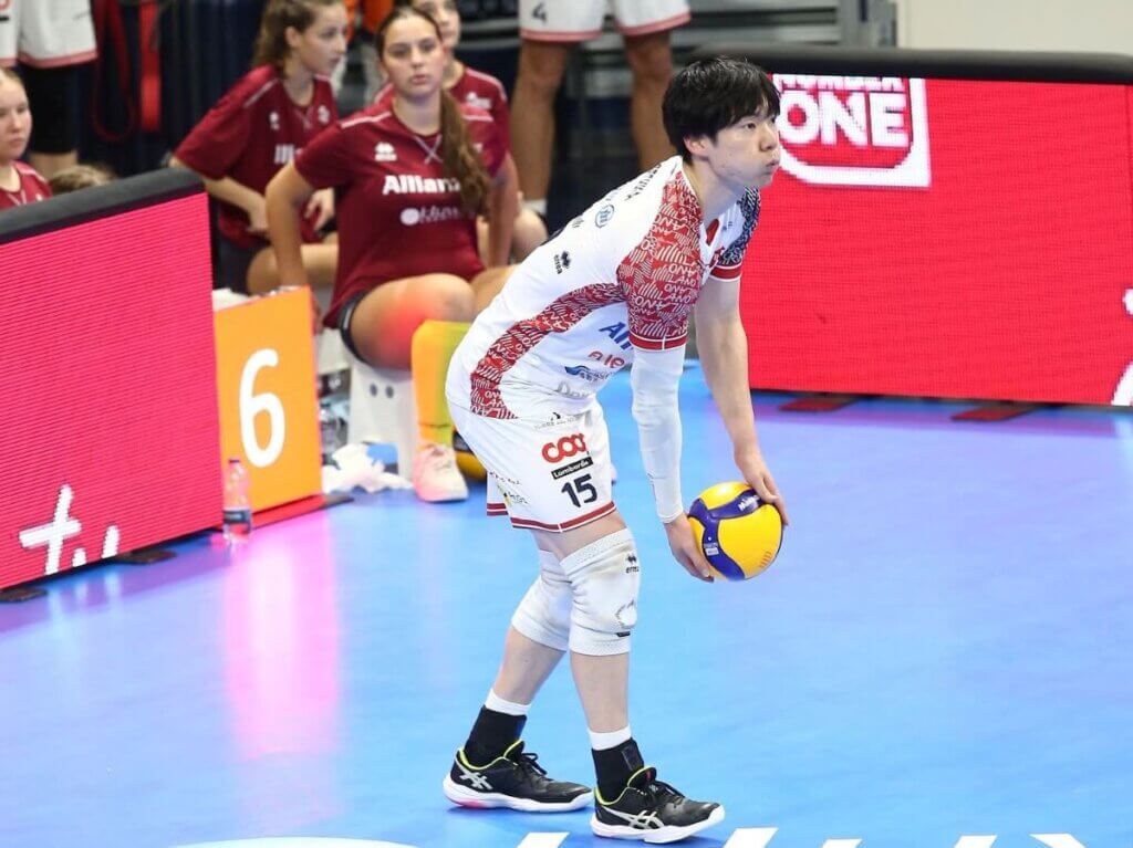 昨季からバリエーション追加に取り組んでいるサーブ（写真提供：Powervolley Milano）