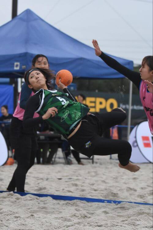 SWAGの加藤真彩は国内最高のサウスポー。審判の基準に合わせて、プレーを微調整していた