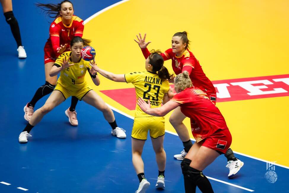 2023年のIHF女子世界選手権の日本戦でプレーするルーマニアのCBクリスティーナ・ラシュロ。今大会もメンバ入りが濃厚=IHF提供