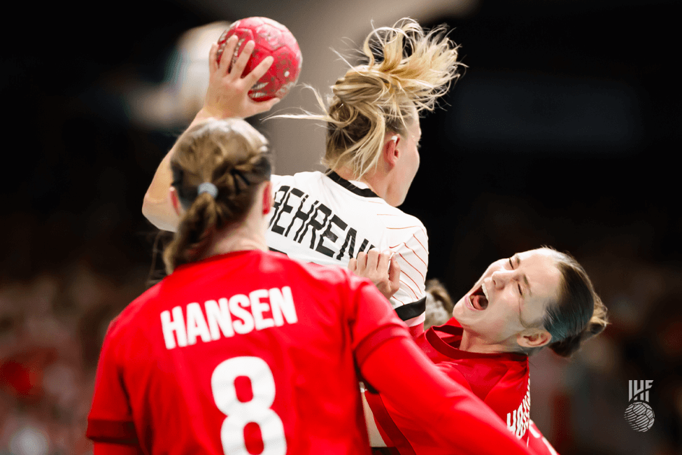 2024年パリ五輪のドイツ戦で激しくディフェンスするデンマークの選手たち＝IHF提供