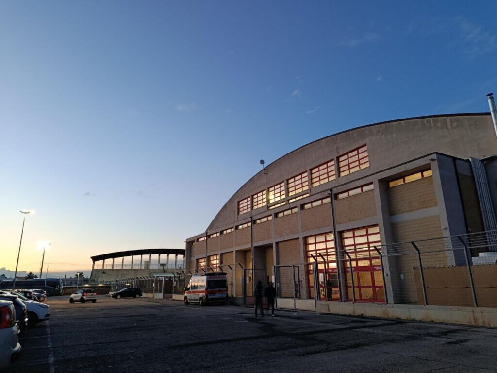 ホームアリーナのPalasport。約3000人収容と町の規模からすると立派なアリーナだ＝2025年11月22日、中山写す