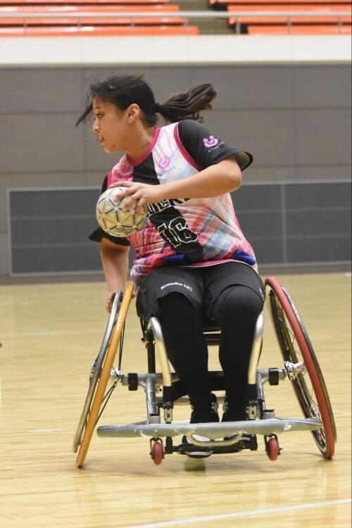 左利きの山島花音（Knockü SC新宿）がクルッと一回転。スペクタクルシュートを放つ