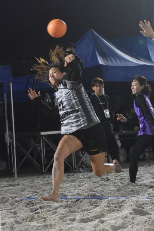 デンマークでも活躍した池原綾香（元三重バイオレットアイリスほか）は、今年もCharlie’sでビーチハンドを楽しんだ