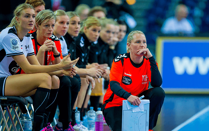 デンマークを率いるヘルレ・トムセン監督（中央）