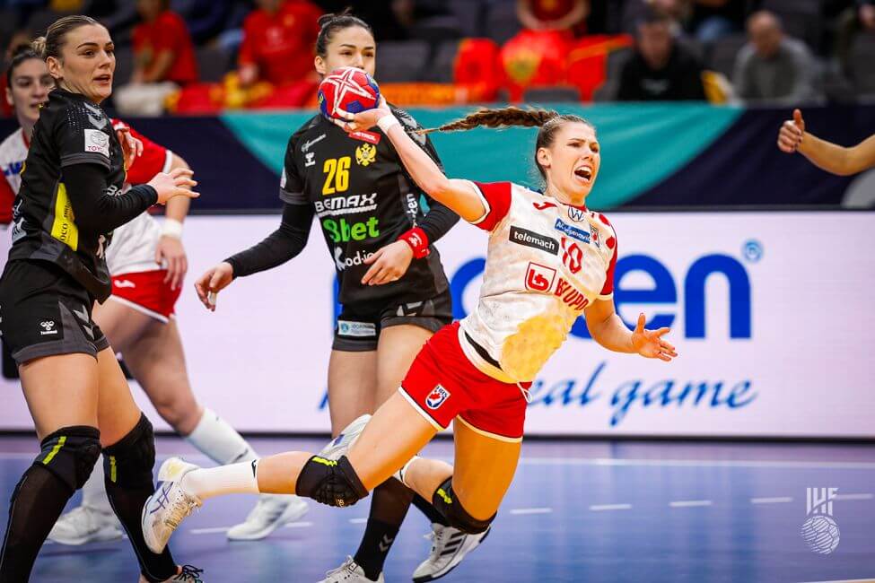 2023年女子世界選手権のモンテネグロ戦でシュートを放つクロアチアの司令塔CBデヤナ・ミロサヴリェヴィッチ⑩=IHF提供