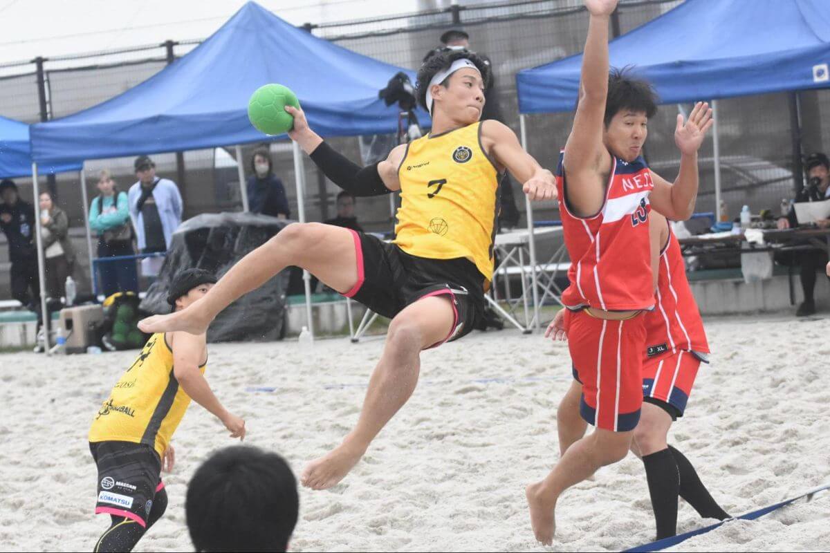 男子決勝戦で、BBJの山本竜也がアクロバティックなシュートを放つ＝2025年10月、愛知県碧南市の碧南緑地ビーチコートで（久保写す、以下すべて）