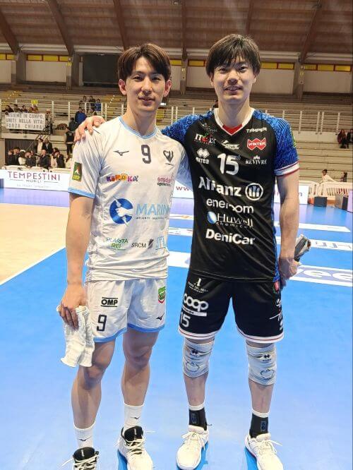 試合後に健闘を称えあう二人＝2025年11月22日、中山写す