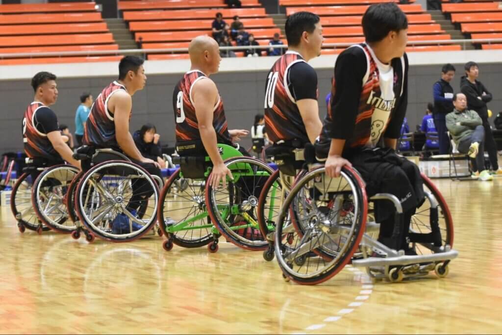 左から永田裕幸、森谷幸生、小貫怜央、諸岡晋之助、伊藤優也。このDFラインを高く上げるのがハイライン