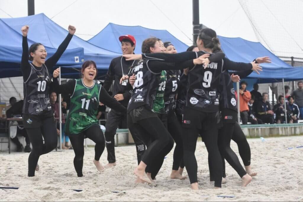 女子優勝の瞬間。6mスローを決めた川畑博美（写真右端）に、SWAGのメンバーが駆け寄る